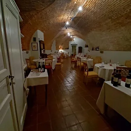 住宿加早餐酒店 Foresteria Ristorante Conti Roero Monticello d'Alba