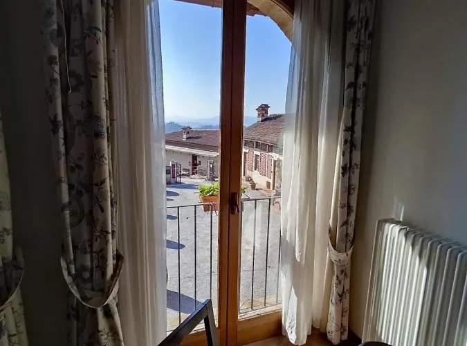 Foresteria Ristorante Conti Roero Bed and Breakfast 4*